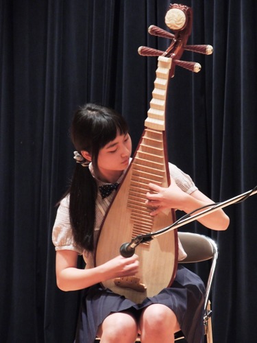 参赛的日本同学弹奏琵琶.(日本新华侨报网)