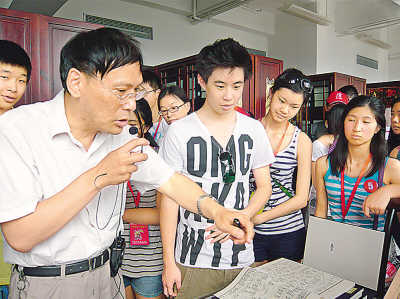 ͬ�ô�ѧ�¹�У����Ů�μ���������Ӫ�ջ��ķ�