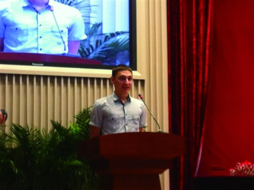 ����˹С���ܱ�����������ɽ�������ס�