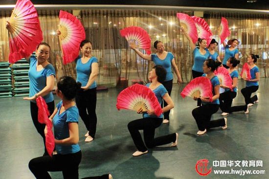 ���Ľ�ʦ��ѧ���ܡ���ԡ�������ѵ���ɹŰ��ҵ