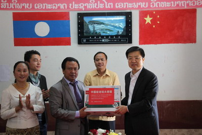 中国驻老挝大使走访华文学校赞为华教所作贡献