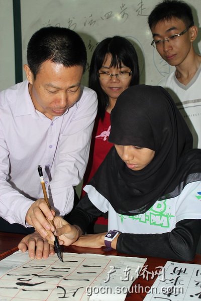 中国书法悄然风行 印尼亚洲国际学院开设书法班