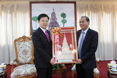 中国驻老挝大使走访华校称赞学校推广华文教育