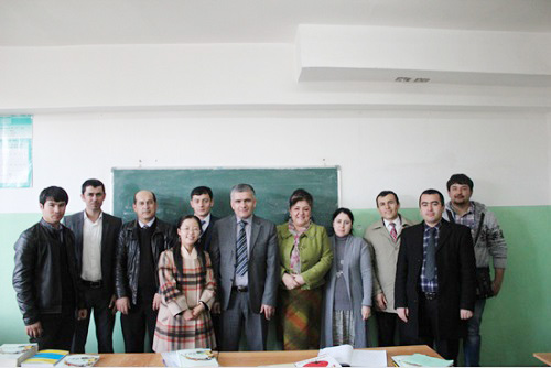 ����ѧԺΪ������˹̹������ѧ��ʦ���к�����ѵ