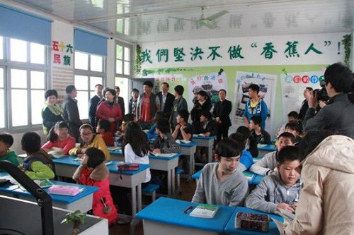 �й���������ϯ���������ĳ��ػ�����Ů���İ�