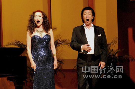 澳籍华裔兄妹联袂放歌狮城中文歌曲引共鸣(图)