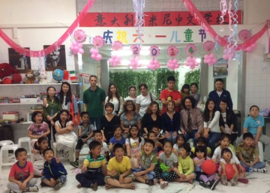 意大利地方政要与中文学校师生共庆“六一”(图)