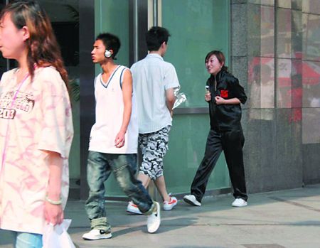 网络推手网上直播偷拍发廊女孩工作情景引发争议