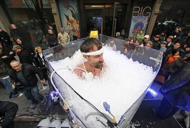 穿短裤登珠峰,裸体站冰中 冰人抗冻之谜难解