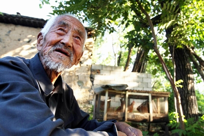 核桃树高逾六七丈,而老人三下两下便宛在"半空"了.