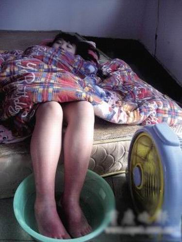 小佳慧只能这样睡觉