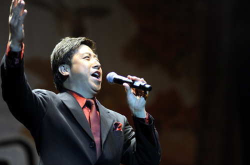 歌唱家魏金栋与当地华侨华人台上互动