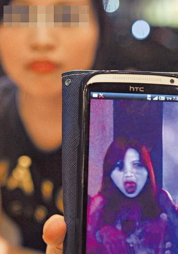 台一女子擦防晒霜照相成鬼脸产品含荧光成分