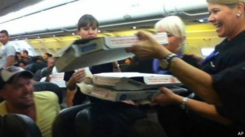 美一航班因天气原因被困机长自费请乘客吃比萨