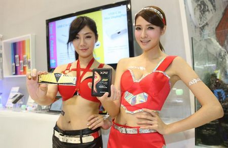 台北计算机展创新设计投影鼠标机器人吸睛