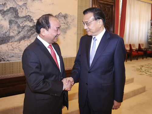 李克强会见越南副总理阮春福