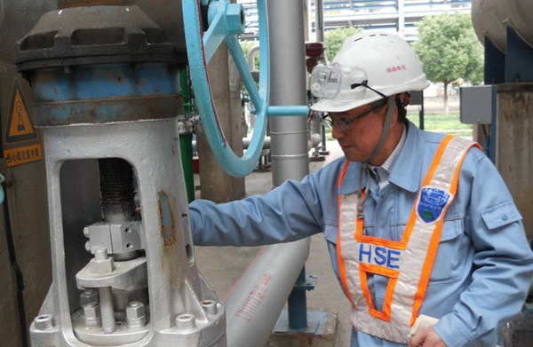 一线故事:敢为安全帽唱"黑脸"