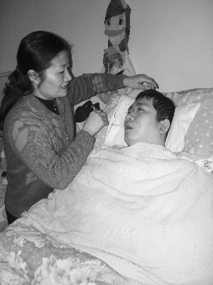 小伙遭人误砍成植物人 父母苦撑六年只为将其唤醒