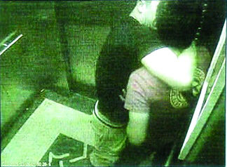 电梯里老公激吻男伴 妻子调出录像要离婚(图)