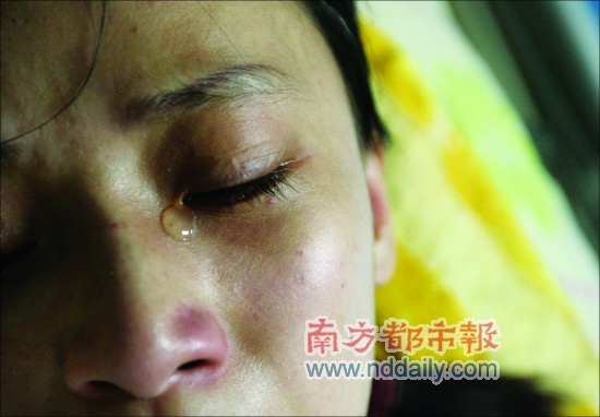 刘娟躺在病床上,谈到事发经过,眼角流下泪水.本报记者霍健斌摄