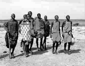 东非草原上的马赛人坚守原始生活