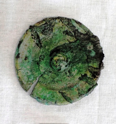 日本古坟遗址出土中国古铜镜留日学生盼目睹真容