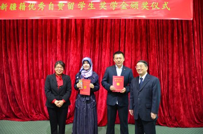 驻埃及使馆为新疆籍优秀自费留学生颁发奖学金-中新网