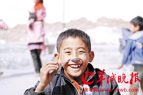 佛山志愿者撑起四川大山里的学校大部分是留学生