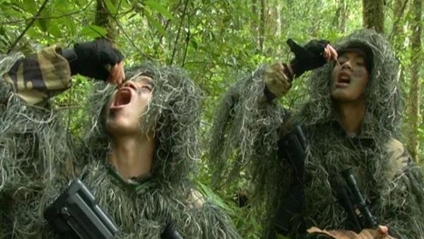 吞蚯蚓啖蛇肉 直击边防官兵荒野行动72小时