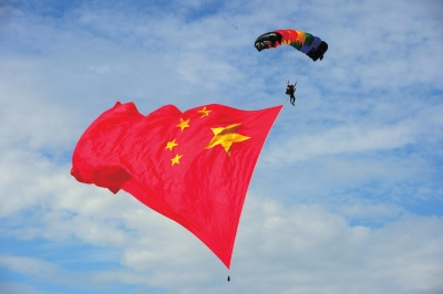 空军航空开放活动开幕 两跳伞队和三飞行队表演