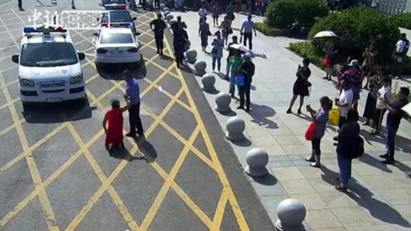 没带身份证交警驱车取证 考生家长跪地感谢