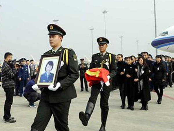 载余旭烈士骨灰的航班抵达双流国际机场