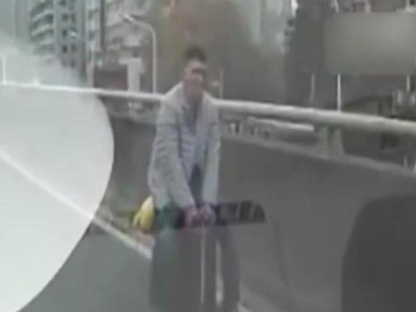 男子弄丢手机钱包 骑行李箱在高架上逆行回家