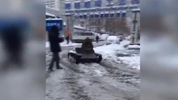 游乐坦克雪天上路行驶 涉嫌违规被暂扣