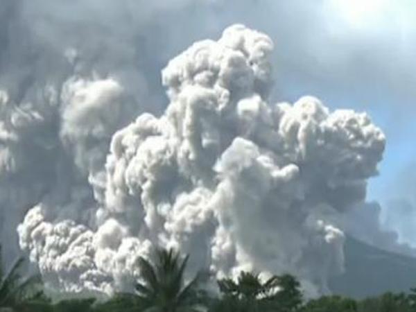 菲律宾马荣火山一天内连续喷发数次