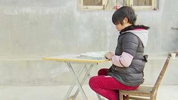 留守女孩卖长发攒钱买手机 盼和妈妈视频通话