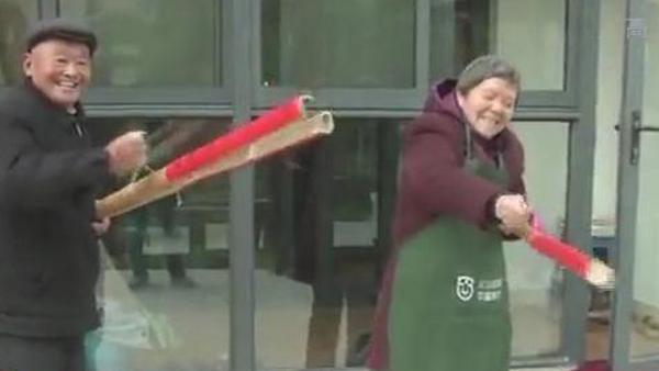 8旬老人自制竹炮仗 好玩又环保