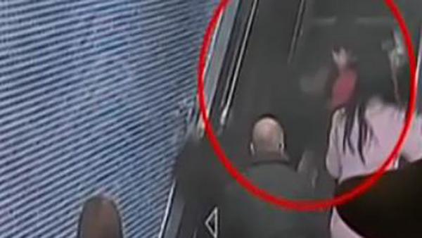 男子坐电梯玩手机 不慎摔倒撞翻身后老人