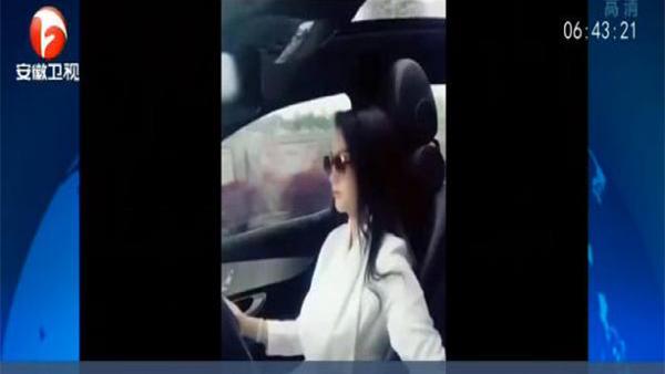 网络女主播边开车边录 抖音 不扶方向盘做比心