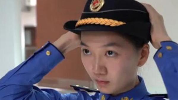90后环球小姐变身城管 夫妻共同巡逻