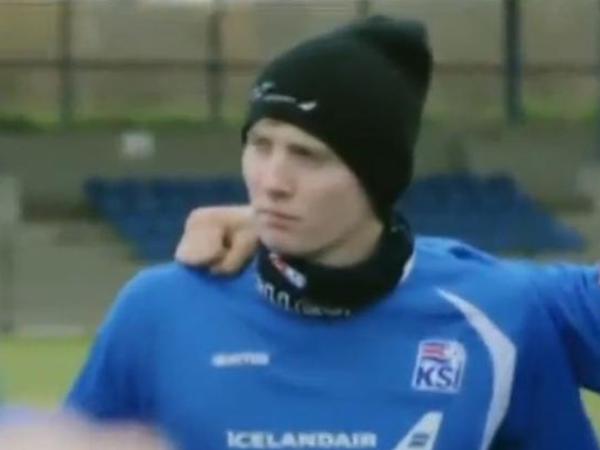 冰岛队报到世界杯 对足球的爱如火山般汹涌-中