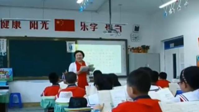 27名男生剃光头陪患病班主任一起长头发 中国新闻网