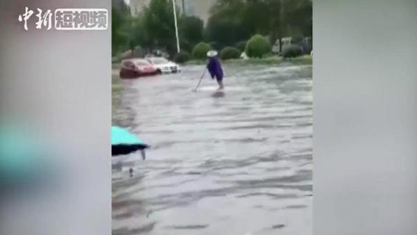 河南濮阳暴雨红色预警 有市民划船出行
