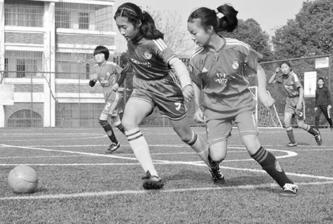 浙江娃参加中德青少年足球赛 与习主席握手