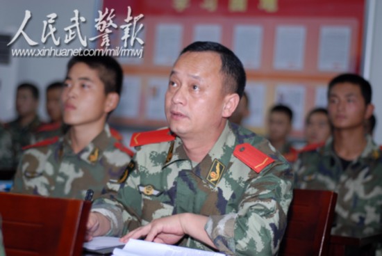 武警少校赴基层部队当兵 重点训练警棍盾牌操