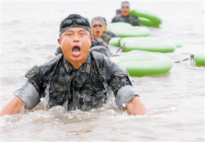 武装泅渡训练,魏德明(前)带领官兵奋勇争先.