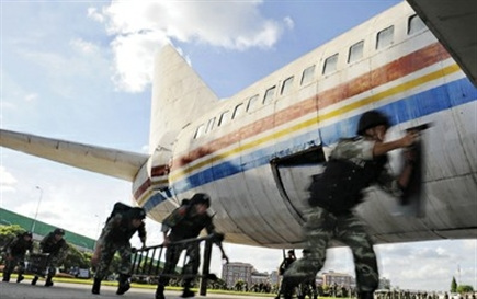 直击武警特战队反劫机演练2秒钟解救全部人质