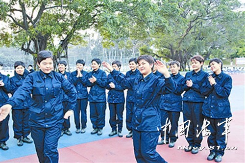 ά�����Ů��Բ��һ�Ҽ�����������͵ĵ�����