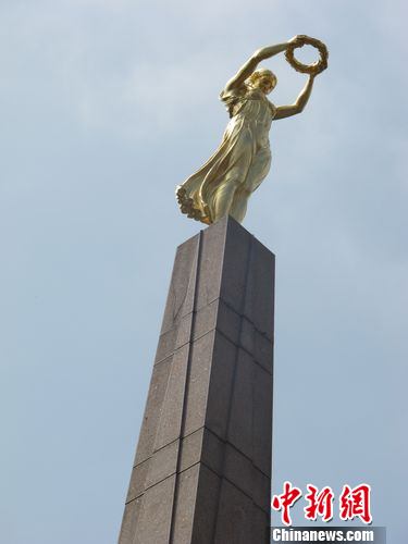 图为卢森堡象征着和平的"金色女神"像   韩胜宝摄