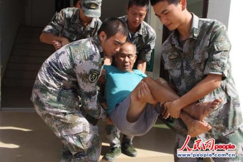 八旬老人遭毒蝎蛰伤两名战士及时救助送医